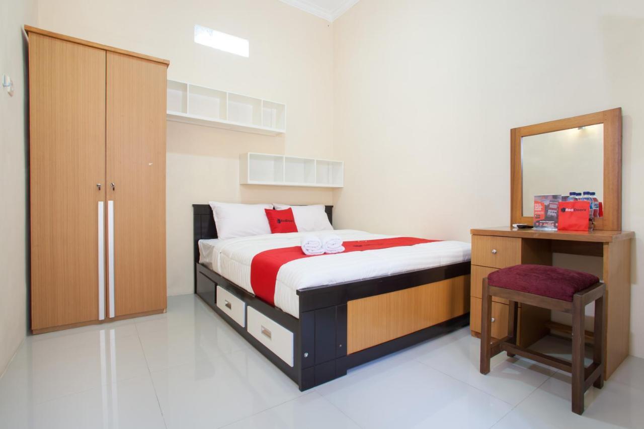 Отель Reddoorz Syariah Near Untag Banyuwangi Баньюванги Экстерьер фото
