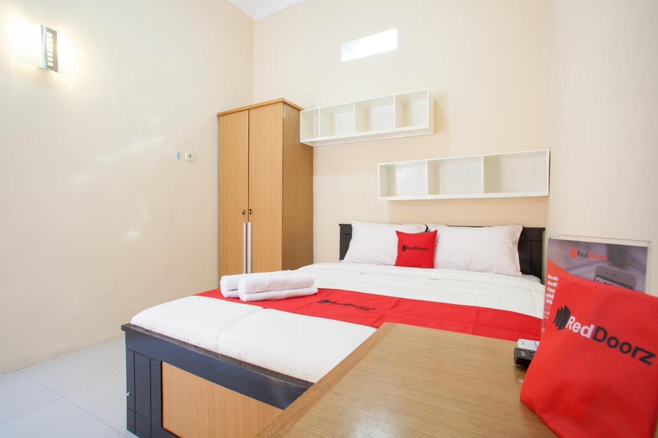 Отель Reddoorz Syariah Near Untag Banyuwangi Баньюванги Экстерьер фото